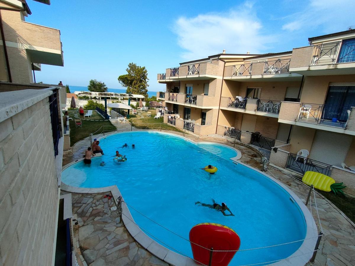 Appartamento Con Piscina Green Bay Village Pineto Ngoại thất bức ảnh